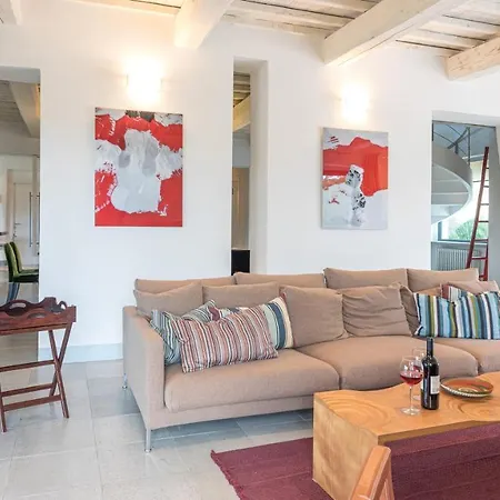 Villa Le Fontane 12, Emma *