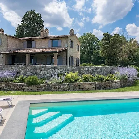 Le Fontane 12, Emma Βίλα *