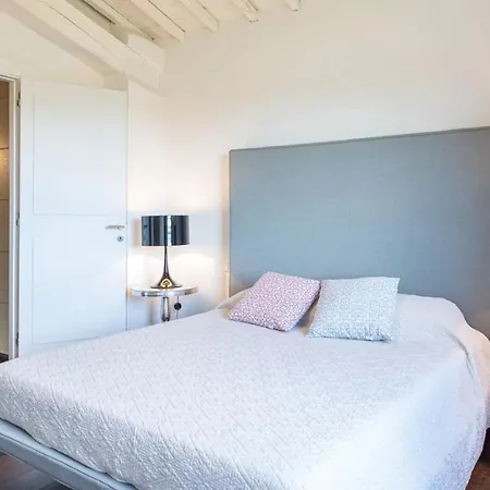 Le Fontane 12, Emma Βίλα