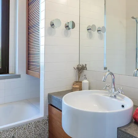 Le Fontane 12, Emma Βίλα *