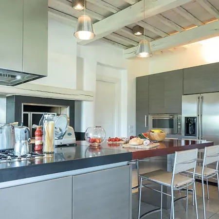 Le Fontane 12, Emma Τόντι