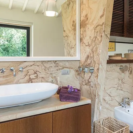 Le Fontane 12, Emma Βίλα Τόντι