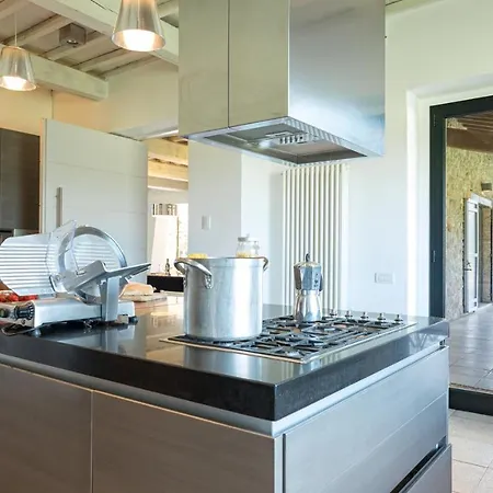 Villa Le Fontane 12, Emma *