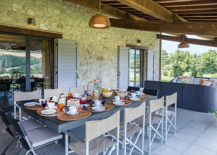 Villa Le Fontane 12, Emma Todi